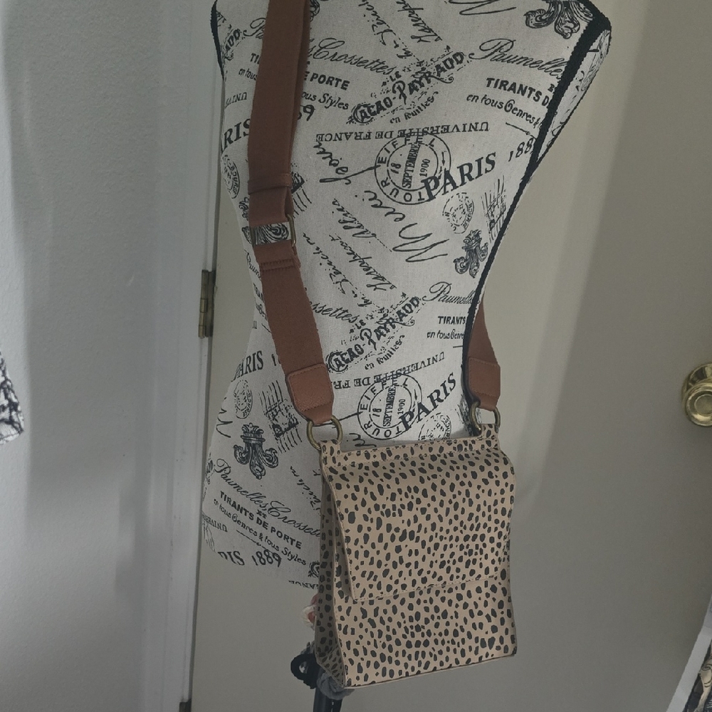 Universal Thread Black & Brown Leopard Print Small Crossbody Bag (EUC)✨️🖤🐆✨️